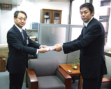 12月25日、同じく京都市の西村京三保健福祉局長へ寄付贈呈