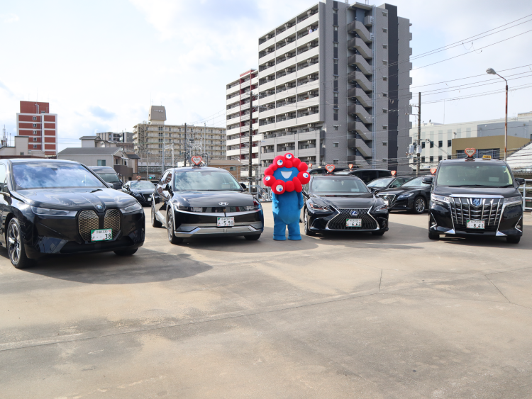 車両とミャクミャク