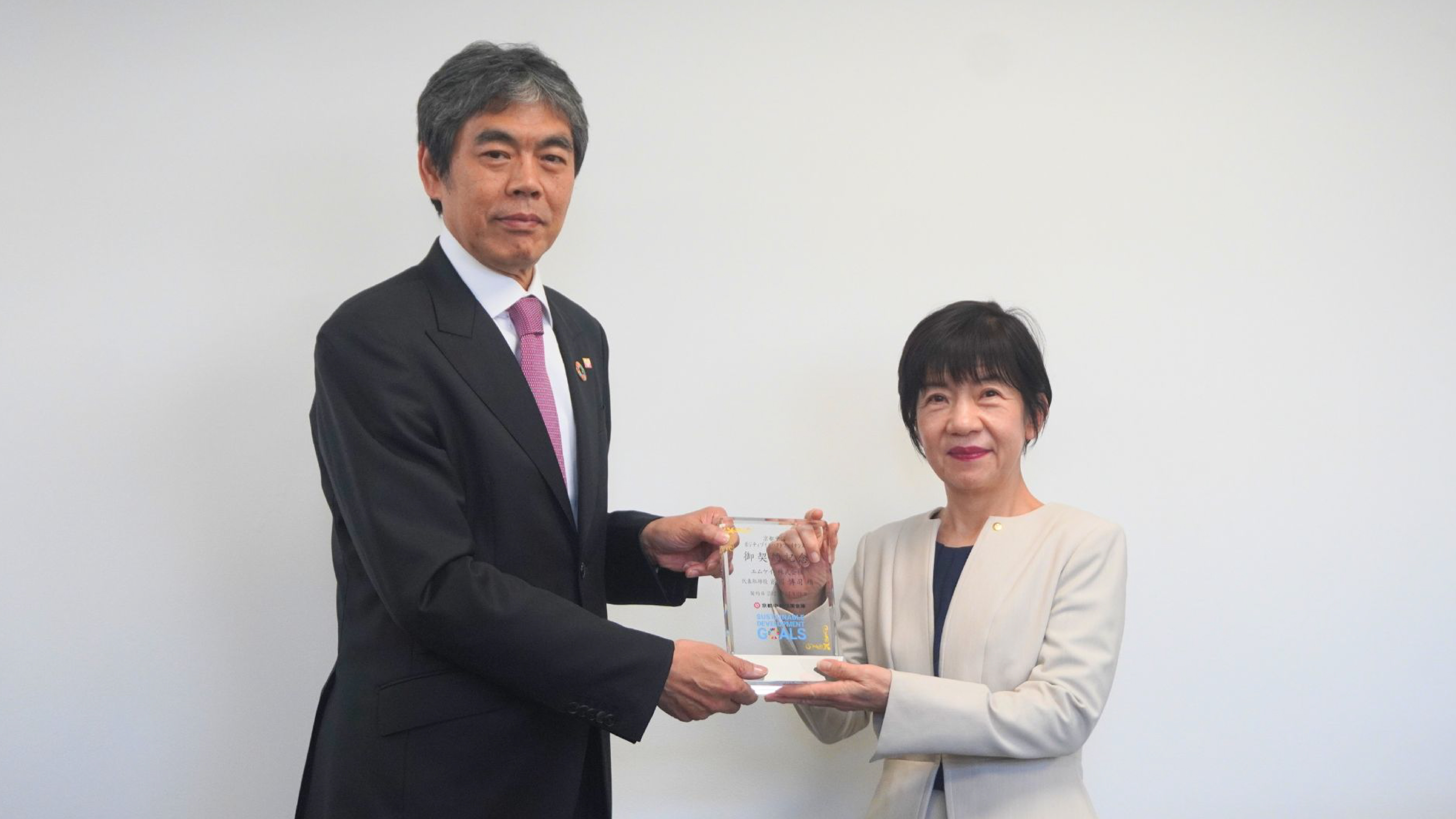 京都中央信用金庫 常務理事・中西佳代子様(右)と青木社長