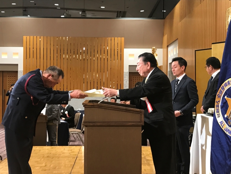 賞状を受け取るMK警備社員