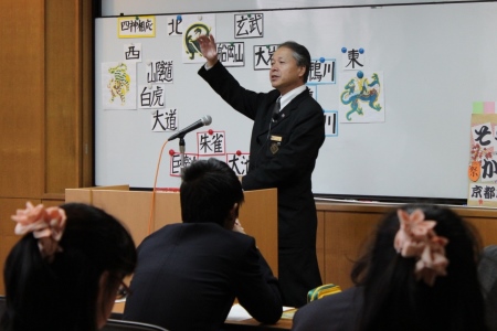 京都検定対策勉強会で講師を務めるMK社員