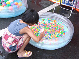スーパーボールすくいも。ポイを破らないように気を付けて