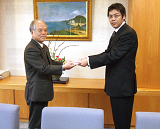 12月18日、弊社社長の青木信明(右)より京都府の小石原範和副知事へ寄付贈呈
