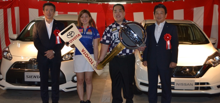 優勝副賞の前で記念撮影