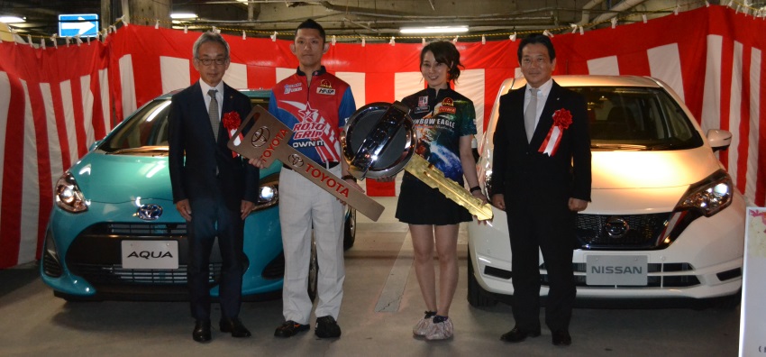 優勝副賞の前で記念撮影