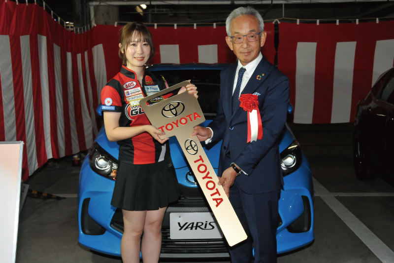 優勝副賞の前で記念撮影 女子優勝の久保田彩花プロ