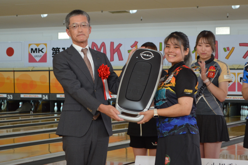 優勝副賞の前で記念撮影 女子優勝の石田万音プロ