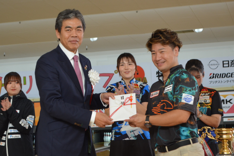 表彰式にて記念撮影 男子優勝の西山翔悟選手