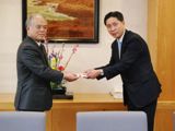 2月26日、弊社取締役管理本部長の竹内淳吉（写真右）より京都府の小石原範和副知事へ寄付贈呈