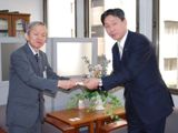 3月17日、同じく京都市の浅野義孝保健福祉局長（写真左）へ寄付贈呈
